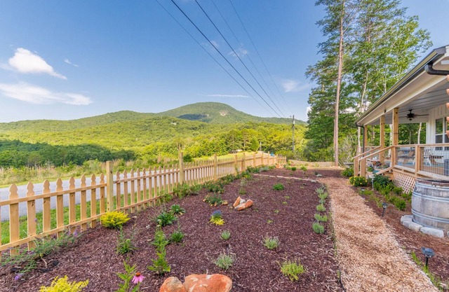 Walk to Serenity Cellars Winery and beautiful Yonah Mountain view!