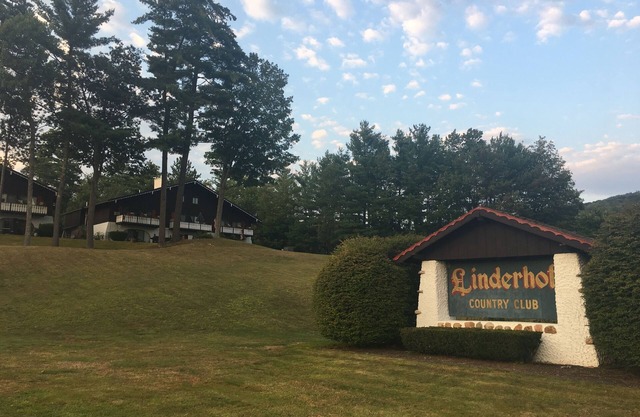 Walk to Storyland, Country Club Condo, Mountain Views, multi nights discounts