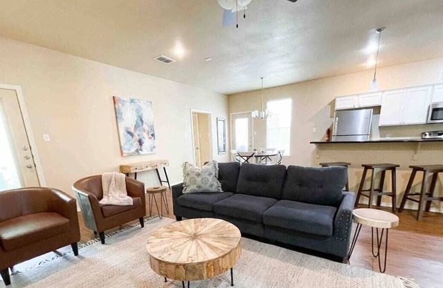 Walk to Texas Tech! 3BDR with a King, Fast Wifi