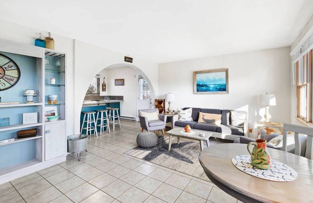 WALK TO THE BEACH from this cozy beach house ! 20% discount 30 days or more
