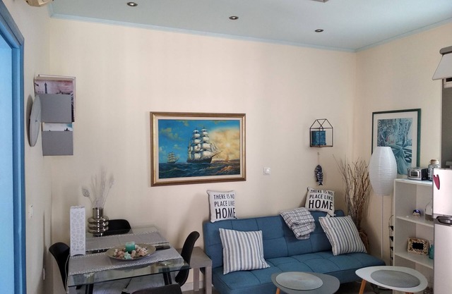 Walk to the beach/Venitian Harbour 1 floor apt.