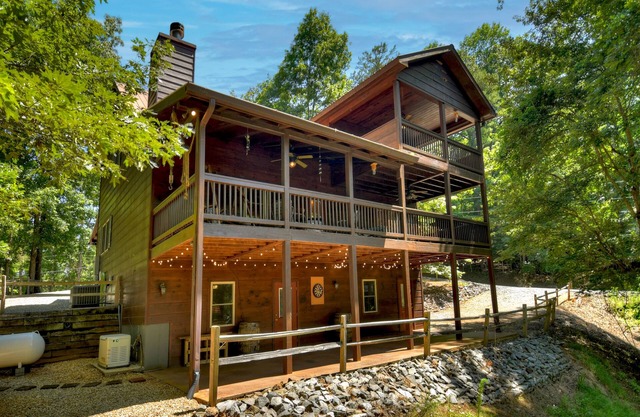 Walk to the River! 3 Story Cabin w/Firepit~ Games ~ Fireplace~Covered deck!