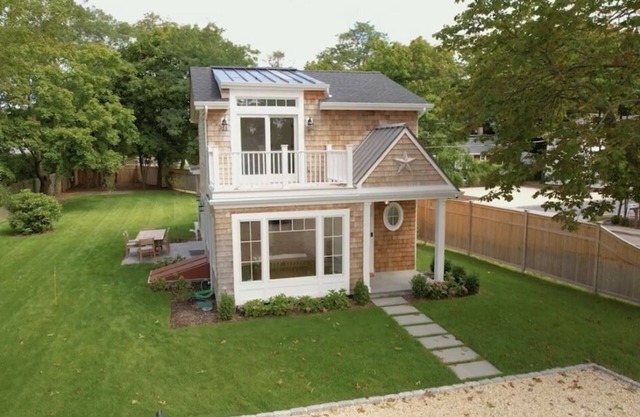 Walk to the Village! Charming modern beachhouse
