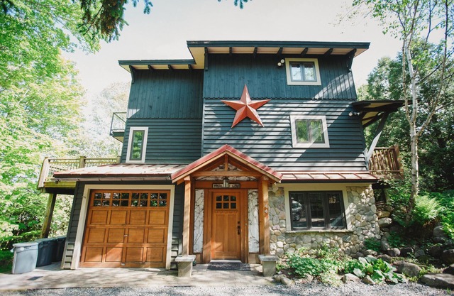 Walk to Town, Fire Pit, Hot Tub, Grand Open Family Room, Gourmet Kitchen, Grill