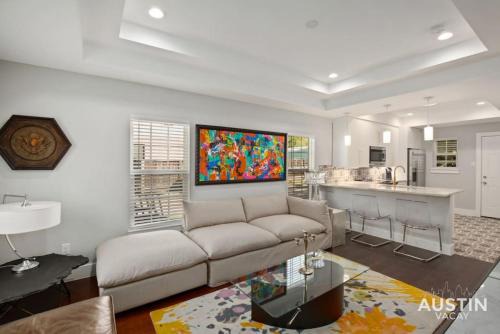 Walk to UT and E 6th in Fully Equipped ATX House