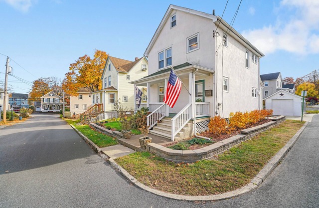 Walk to West Point from this 2-bedroom charmer