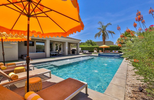 Walk2Festivals~ XL Pool +spa+volleyball+putting green