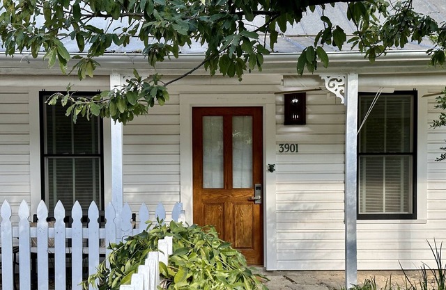 Walkable Central Austin Cottage