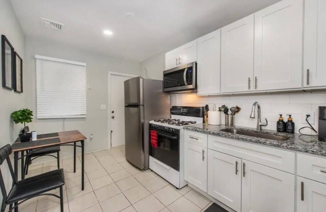 Walkable downtown apartment steps from NYC Train🚉