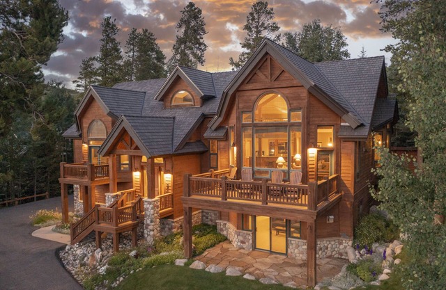 Walking distance to downtown Breck, stunning views, hot tub, foosball, arcade!