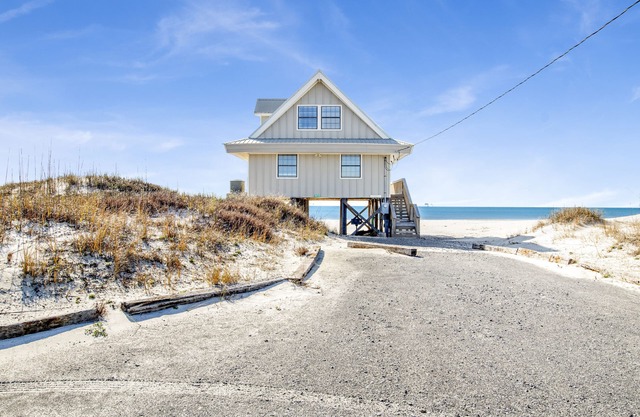 Wall Street - Beachfront, Shared Pool, Pet Friendly