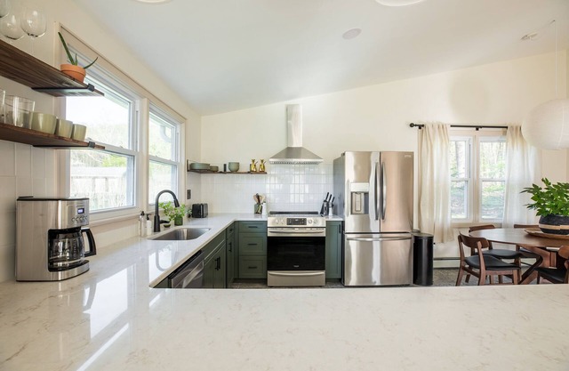 Walnut Bungalow: Stylish Modern Rosendale Getaway