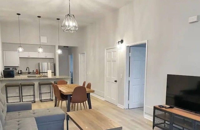Walnut Hills Luxury Apartment, Stunning 3BR Urban Living Experience