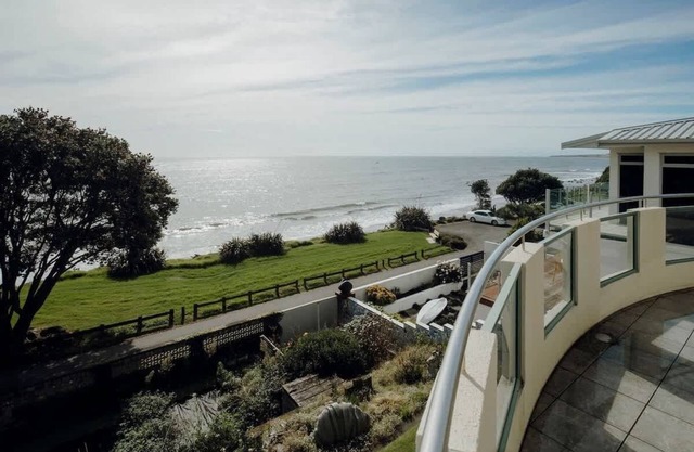 Wanaka Beachouse - stay next to the sand