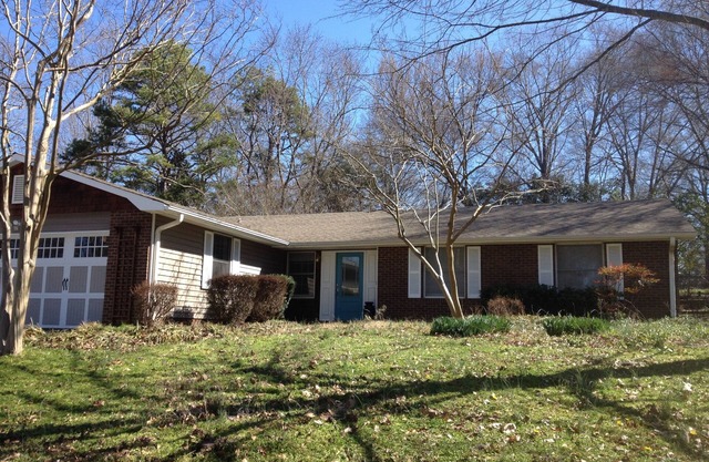 Warm 3 BR Cozy Ranch in Friendly South Charlotte