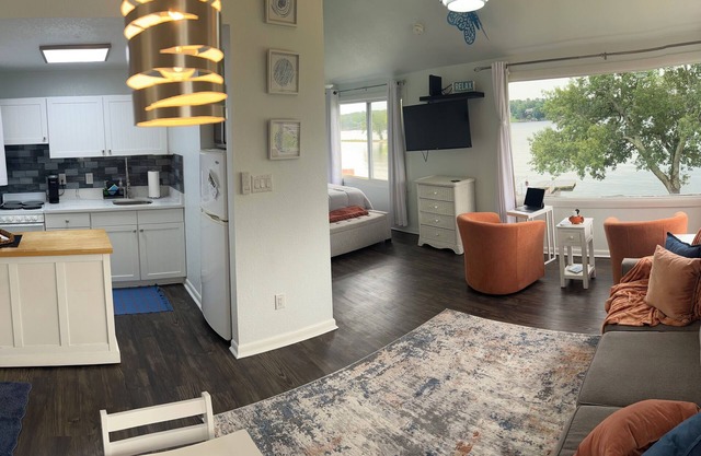 Warm and Cozy condo with an amazing view of Lake Hamilton - remodeled 5/23/25