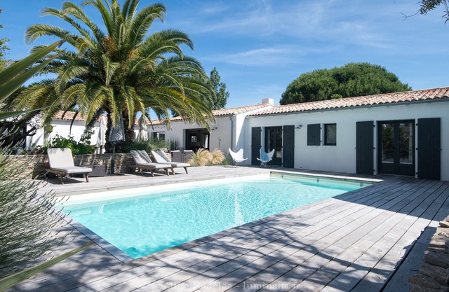 Warm and intimate villa with heated pool