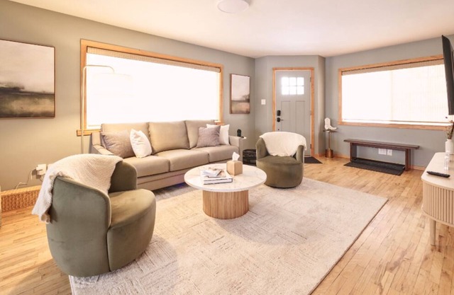 Warm and inviting 2BR retreat in central Sheridan. Unwind in a King Thuma bed after a day of winter adventure. Just 5 minutes to downtown dining & shops. The perfect cozy base camp.