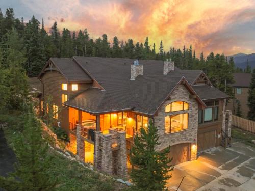 Warm and luxurious, spectacular views, all en-suites, hot tub, shuffle board, arcade machine!