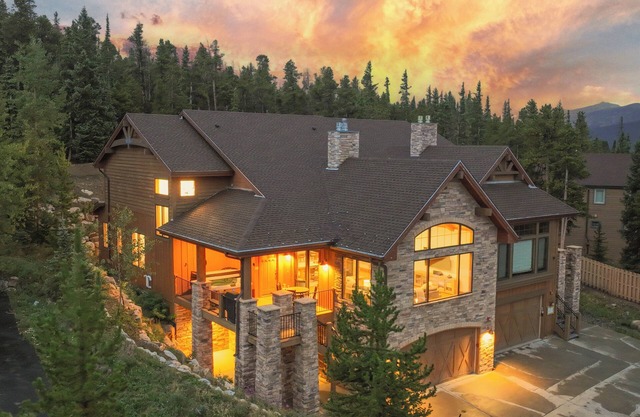Warm and luxurious, spectacular views, all en-suites, hot tub, shuffle board, arcade machine!