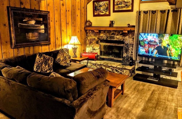 Warm & Inviting Townhouse at Snow Summit Base!