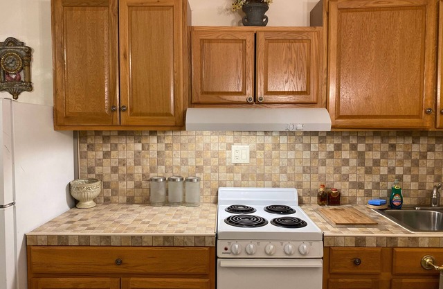 WARM MINERAL SPRINGS SPACIOUS LAKEFRONT APARTMENT