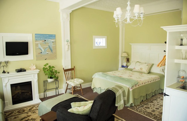 Warm, open suite in cottage on the bay.