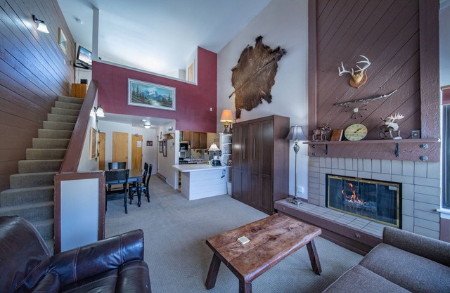 Warm & Spacious condo with free shuttle & hot tub