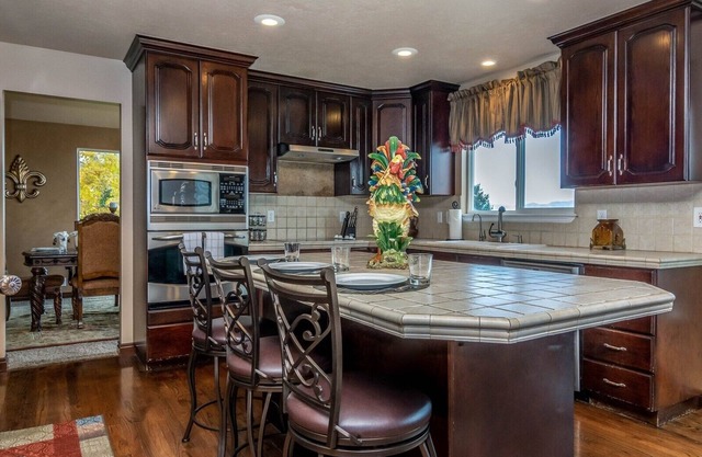 *Wasatch Retreat* Hot Tub * Theater * Billiards * Deck * 2 Family Rooms