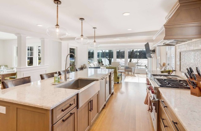 Watch Eagles Soar at RiverBend: Waterfront Luxury suites, gourmet kitchen Fast WiFi