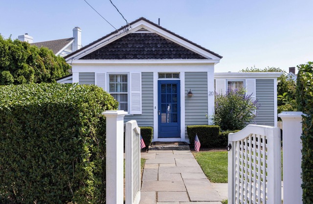Watch Hill Luxury by the Sea, Iconic 1852 School House, Beside Ocean House Hotel