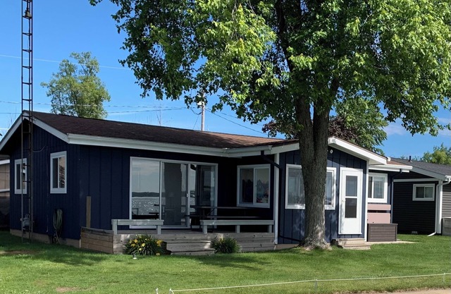Water Front Family Cottage on the West Shore of the North Bay