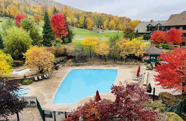 Water Park (Next Door) Pool Hot Tubs Sauna Gym Deck Stunning Mountain Views #316