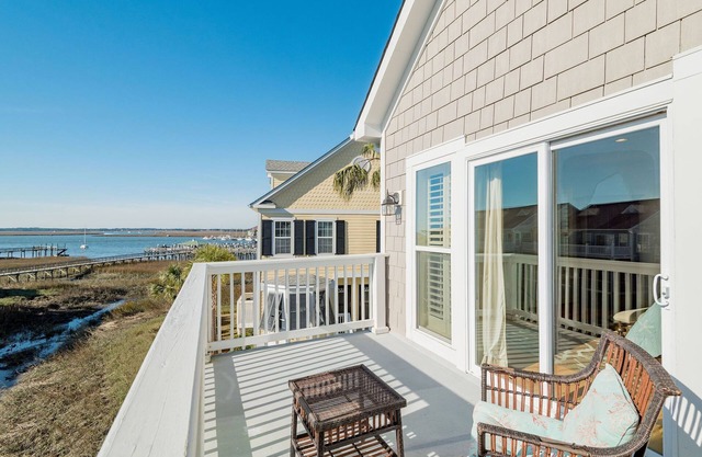 Water's Edge 115 - Folly Kai - Charming Riverside Home - Pool & Fishing Dock