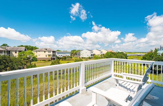 Water's Edge 83 - Comfy Cool - Pool - River Views - Close to Everything - Beautifully Updated