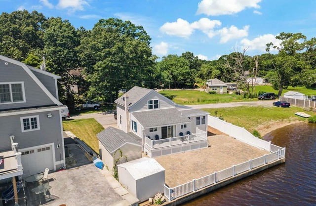 Water's Edge CottagenExperience serenity at our sweet, tranquil waterfront home!