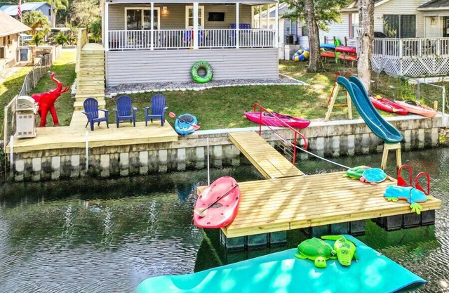 Water Slide, Swim Mat, Kayaks! PET FRIENDLY - Retro Weeki Wachee River!