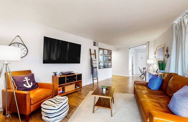 Water-view condo with rooftop pool & balcony - minutes from downtown