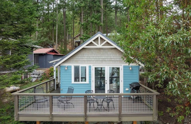 Water View, Impeccable Studio Cottage overlooking East Sound, Walk to Town, Close to Everything!