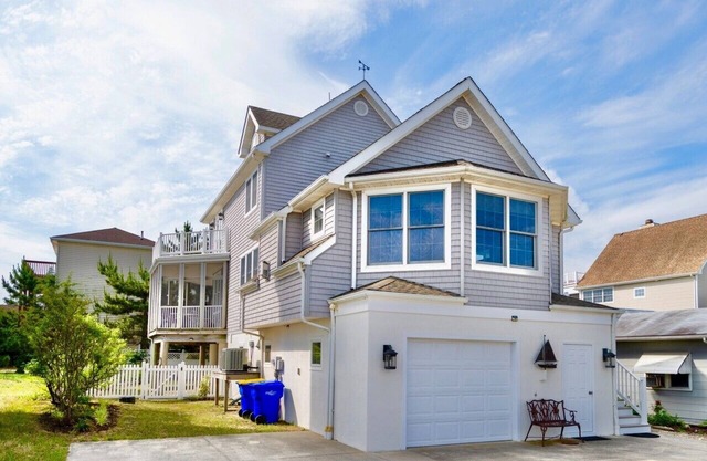 WATER VIEWS, MINI WEEKS, AND PET FRIENDLY! BOOK TODAY!