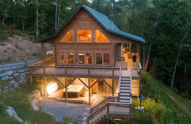 Waterfall Hideaway-Spacious Streamside Cabin in Lake Community w/Hot Tub & Kayak!