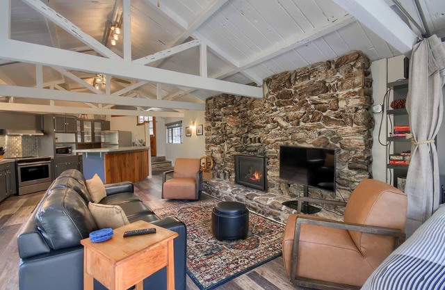 Waterfall House-Riverfront-BBQ-sleeps Four