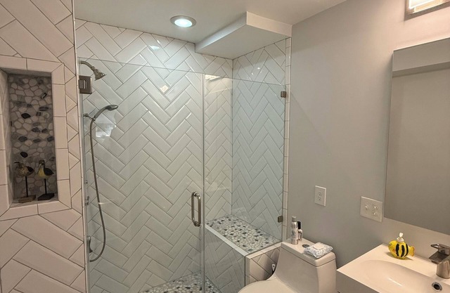Waterfront 2-bedroom condo in Eastport, Annapolis with private parking