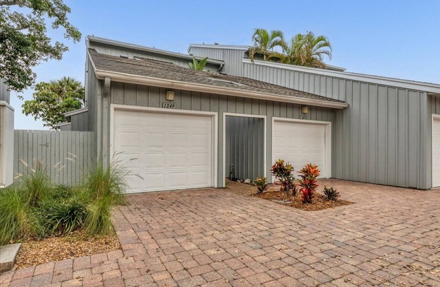 Waterfront 2-bedroom condo across from the beautiful Siesta Key Beach with AC