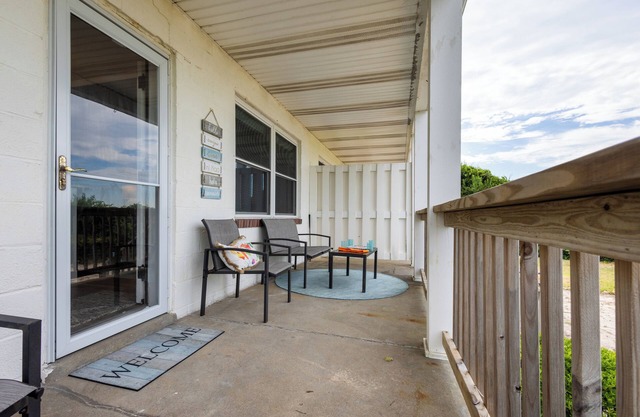 Waterfront 2BR/1BA, Amazing View, Backyard Sandy Beach