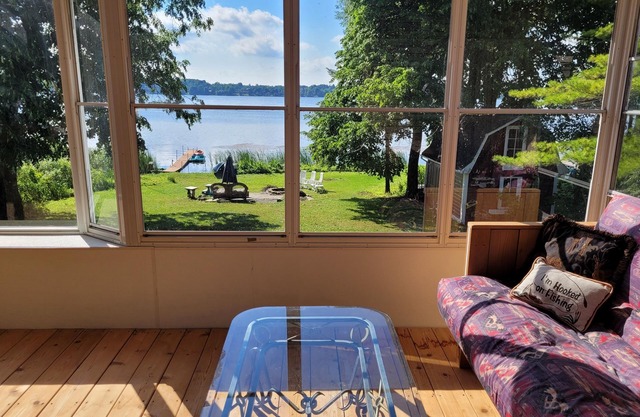 Waterfront 3 bedroom cottage on Lake Scugog