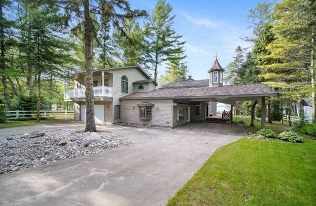 Waterfront! 3000+ sqft w/Games, Hot Tub and Sauna!