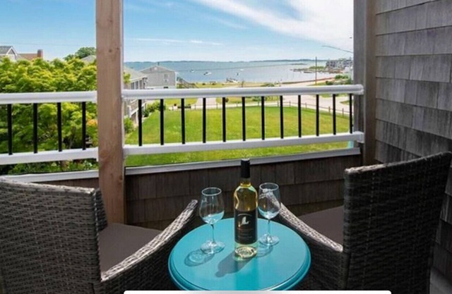 Waterfront 4 bed, 3 full bath house w/ocean views & seaside activities