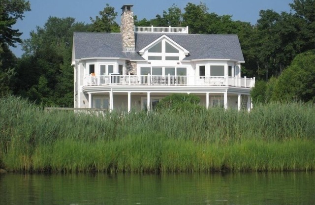 Waterfront, 4 bedrooms, loft, den. Bay Beach, 3300 sft and 1800 sft of decks.