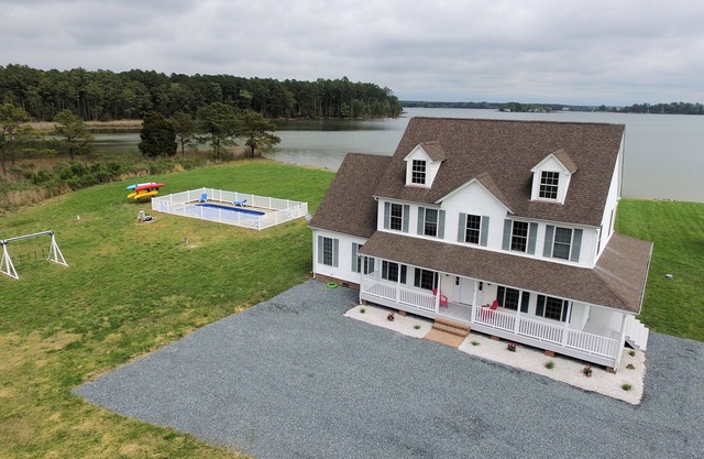 Waterfront 5BR/3.5BA with private pool, dock, fire pit, kayaks, beach Sleeps 18